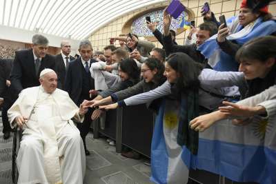 El Papa Francisco no viajará a Argentina sin invitación, dice prefecto doctrinal