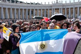 Pilgrims holds Argentina&#039;s flag in St. Peter&#039;s Square before Pope Francis&#039; recitation of the &quot;Regina Coeli&quot; in 2013 at the Vatican.