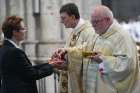 Cardinal Rainer Maria Woelki of Cologne, Germany, and Cardinal Reinhard Marx of Munich and Freising distribute Communion during Cardinal Woelki&#039;s installation Mass at the cathedral in Cologne Sept. 20, 2014.