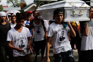 Filipinos carry the coffin of an alleged drug dealer at Manila North Cemetery Aug. 7. Catholic leaders say they are powerless to stop a growing number of extrajudicial killings in the Philippines that have come with Duterte&#039;s war on drugs.