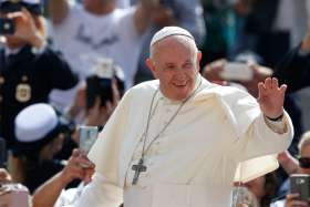 Pope Francis greets the crowd during his general audience in St. Peter&#039;s Square at the Vatican June 5, 2019.