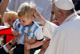  Pope Francis greets a baby wearing a shirt with the colors of Argentina&#039;s national soccer team during his general audience in St. Peter&#039;s Square at the Vatican May 3, 2017. 