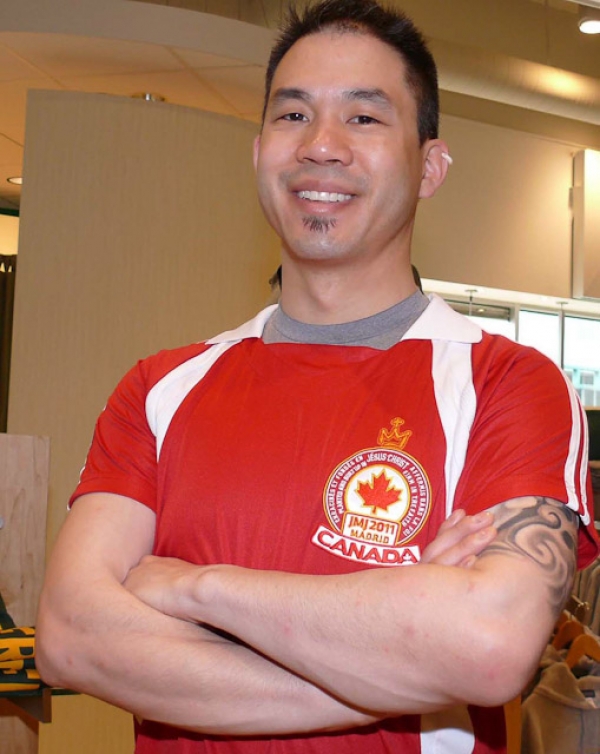 Erwin Fung designed a World Youth Day jersey with Canada’s colours to identify Canadians in Madrid.